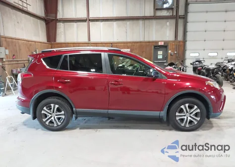 2018 Toyota Rav4 Le z USA, uszkodzony, nr VIN JTMBFREV0JD224279
